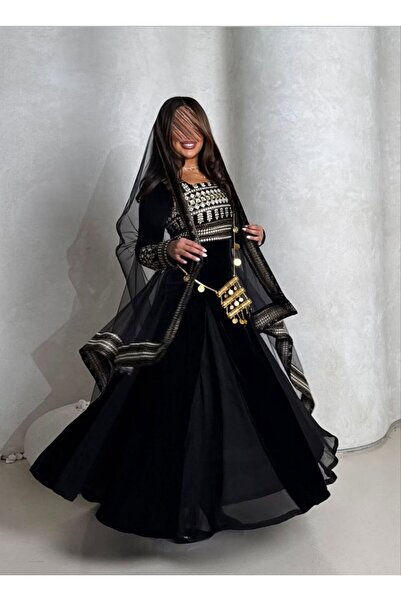 Model Leyna Traditional black jalabiya for heritage parties and Ramadan gathe...