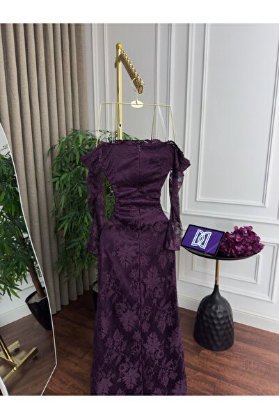 ainaqat aljawhara Long evening dress with lace and sleeves