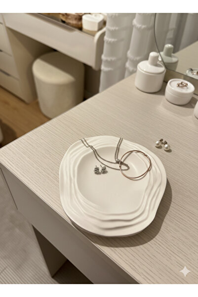 Silver Set of 2 Modern Wavy Aesthetic Objects and Keychains - Photo Shooting ...