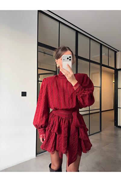 BB Bensu Buyruk VATKALI DANTEL DETAYLI BAĞLAMALI ELBİSE KIRMIZI