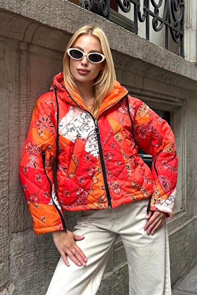 MODANI SEÇ Turuncu Desenli Kapüşonlu Kolları Fermuarlı Kısa Şişme Mont