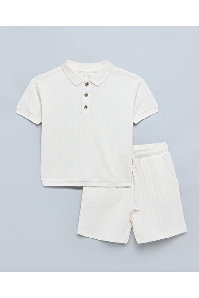 R&B طقم تيشيرت بولو وشورت محبوك بلون عاجي للأولاد