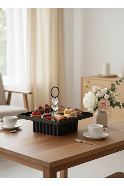 Living صينية حلويات معدنية مربعة الشكل بلمسة كريستالية وقاعدة مضلعة، 20 سم