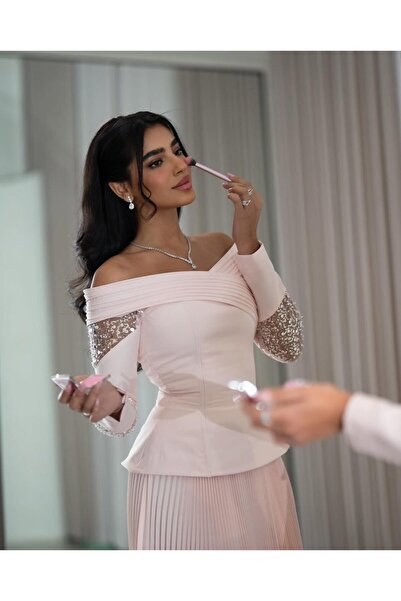 Riva A dress with a charming pink look, elegant pleats, and sparkling details...