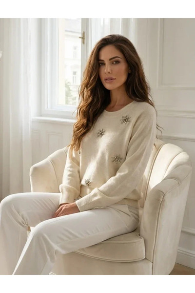 UniqueStore.ro Elegant cream sweater with star-shaped crystal applications