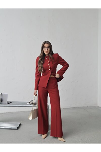 Swass سترة بياقة هاكم بأزرار مزخرفة بنطلون واسع الأرجل طقم باللون الأحمر الداكن