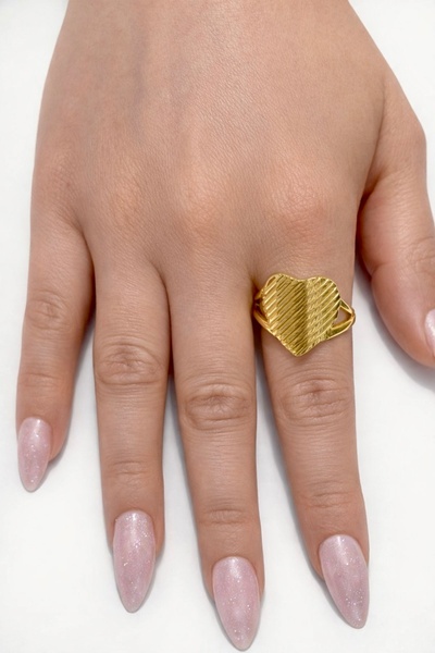liore dünyası خاتم نسائي مطلي بالذهب على شكل قلب قابل للتعديل - تصميم بسيط وأنيق