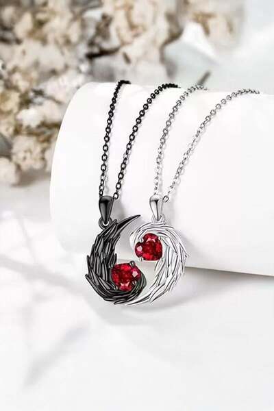 Karakedi قلادة بأجنحة ملاك فضية سوداء مع حجر القلب الأحمر يين يانغ