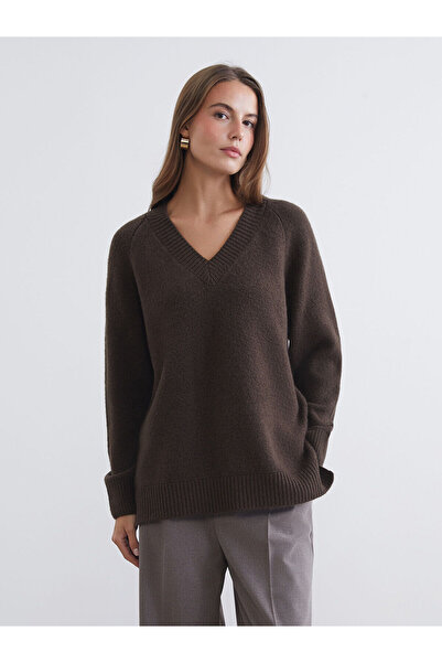 LC Waikiki سترة نسائية محبوكة بياقة على شكل حرف V باللون البني من متجر بلس