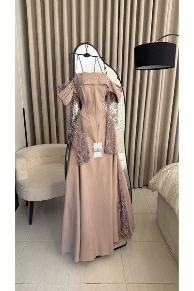 Nareen Fashion An elegant evening dress in a soft pinkish-beige color, combin...