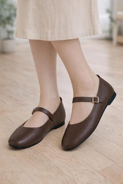 RynModa حذاء ماري جين للنساء - حذاء جلدي بمشبك ومقدمة مربعة