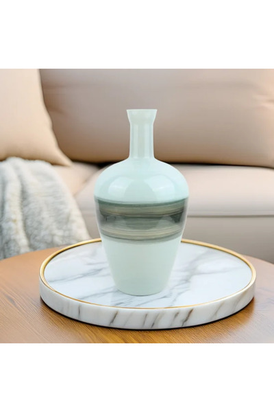 Generic Glass vase with a distinctive design, made in India