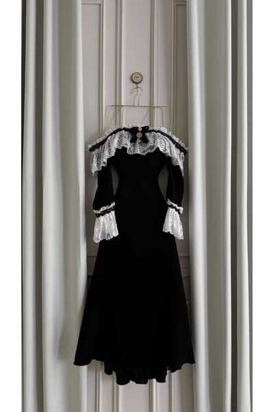 qmhafrst A dress made of high-quality abaya fabric with lace and embroidery.