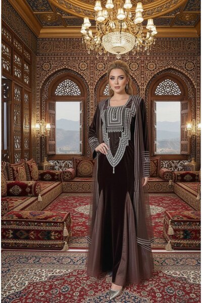 Model Leyna The luxurious brown dress with chiffon:
