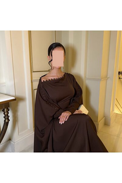 Model Leyna Ruby's luxurious dress