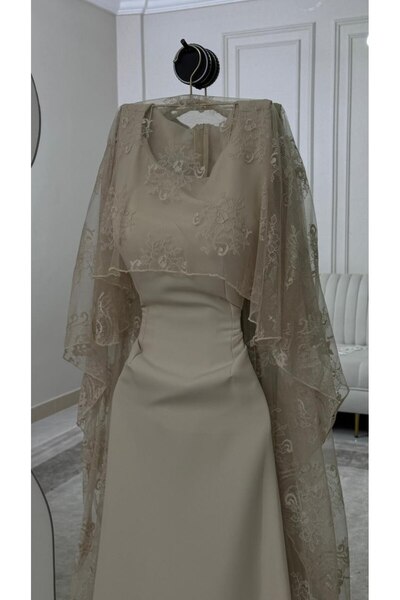 Model Leyna Fuchsia organza dress