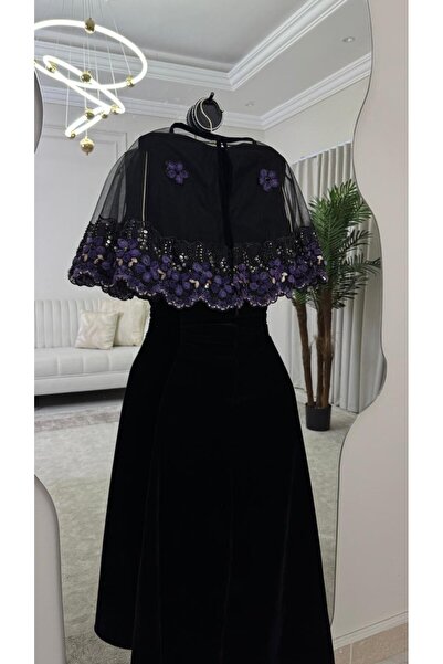 Model Leyna Emerald velvet dress