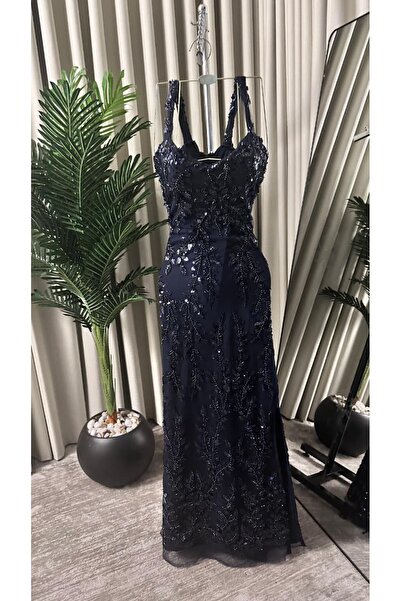 Latin2024 A navy blue evening dress decorated with beads and sequins.