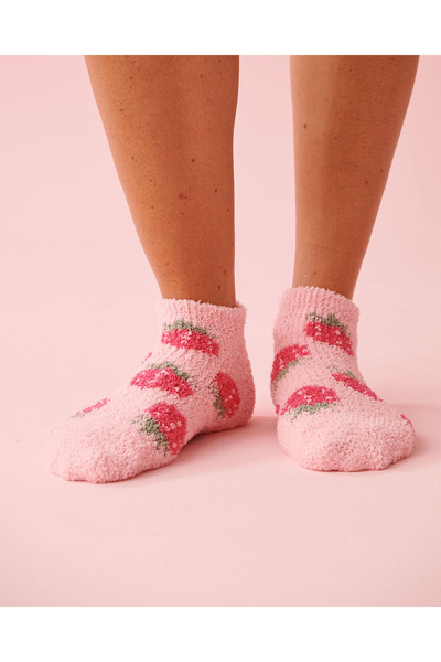 La Vie en Rose جوارب قطيفة ناعمة مزينة بكرات بوم بوم بطبعة الفراولة
