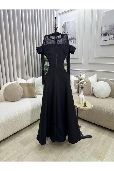 Dubai A black dress made of luxurious lace, combining elegance and mystery in a sophisticated design.