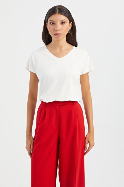 Hiccup Loose, low-cut collar T-shirt