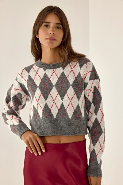 Hiccup Short sweater with round collar and diamond pattern