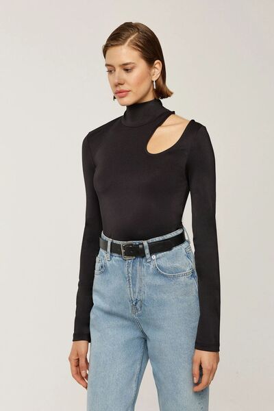 Hiccup Slim Fit blouse with high collar and cutout