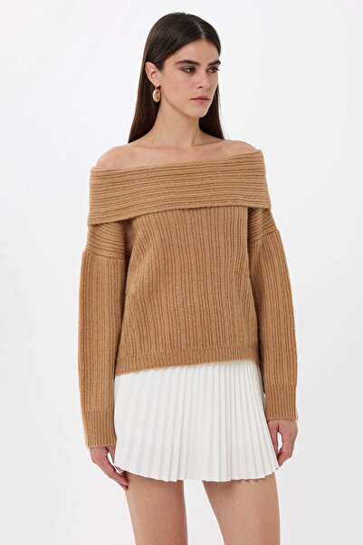 Hiccup Knitted sweater with bare shoulders
