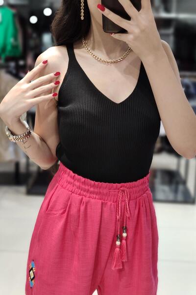 Qu Style قميص داخلي تريكو برقبة على شكل حرف V وحزام رفيع - أسود