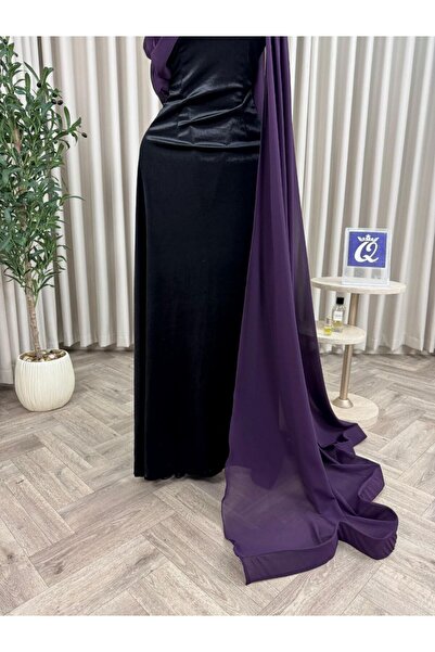 Model Leyna Swan Noir dress