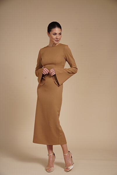 Velinna Rochie midi elegantă, conică, din crep elastic, cu mâneci clopot și d...