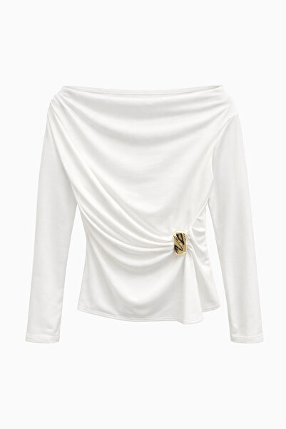 Mixray 2039 Bluză de damă cu detaliu cataramă aurie și decolteu bărcuță, albă