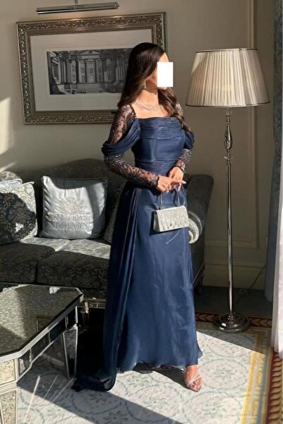 Azyaa Al-Amira فستان سهرة ملكي باللون الكحلي اللامع وتفاصيل الكرنكل الفاخرة م...