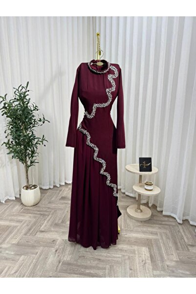 NALA FASHION A luxurious formal dress in burgundy with wavy embroidery