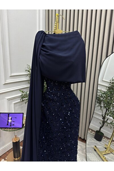 Model Leyna "Coffee Glitter" dress