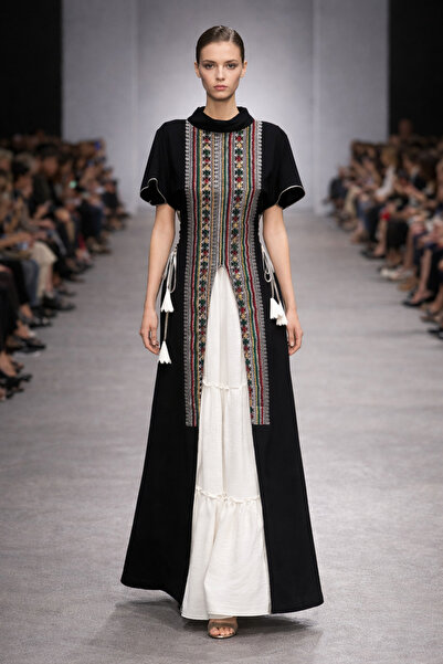 Shad فستان طويل أنيق بتصميم يجمع بين الطابع التراثي