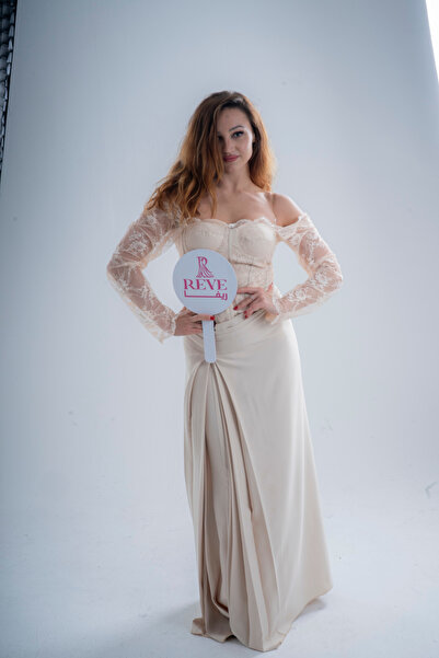 Riva فستان "أوف شولدر" ساحر بأكمام دانتيل وكورسيه يبرز جمال القوام.