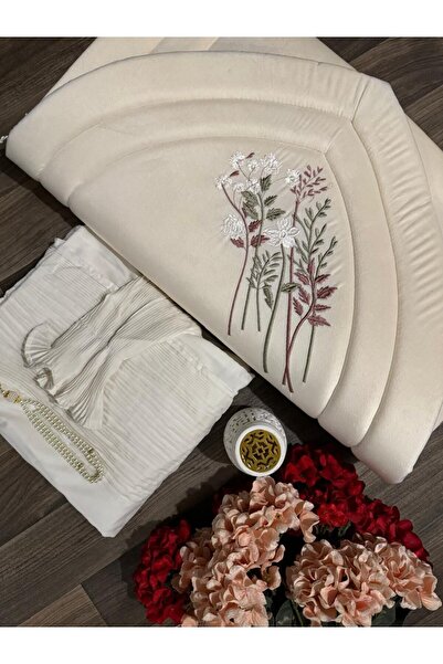 Gerenic A soft prayer rug with a luxurious design, complete with a prayer mat...