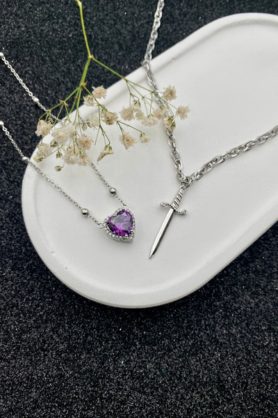 Hiza Mor Taşlı Kalp ve Kılıç Çift Kolyesi – Çelik Zincirli Sevgililer Günü Öz...