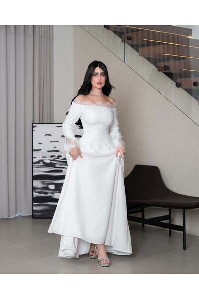 DUBAİ A white Barbie-style dress that combines softness and sophistication, m...