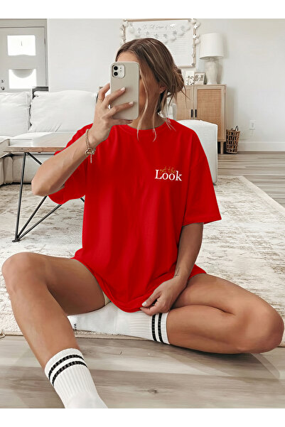 caddekombin تي شيرت نسائي من Look Yaz مطبوع باللون الأحمر برقبة دائرية