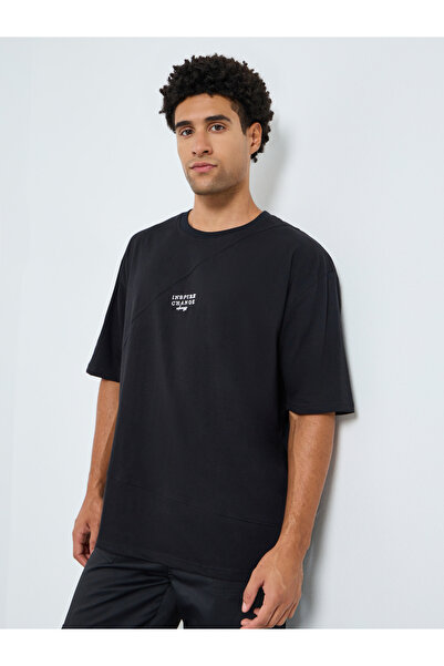 Styli تيشيرت رجالي أسود قصة فضفاضة مطرز