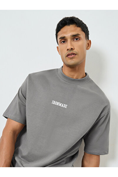 Styli تيشيرت رجالي رمادي قصة فضفاضة بشعار