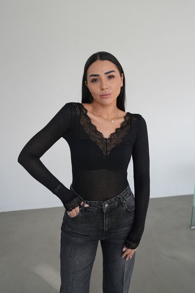 Özge Özgenç V-Neck Lace Cashmere Blouse