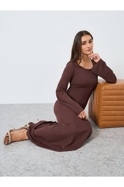 Styli فستان ماكسي بني اللون بياقة دائرية للنساء