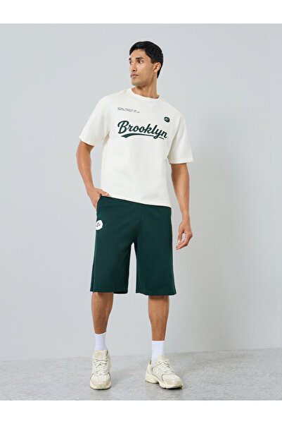 Styli طقم رجالي مكون من تيشيرت أبيض برسومات بروكلين وشورت أخضر