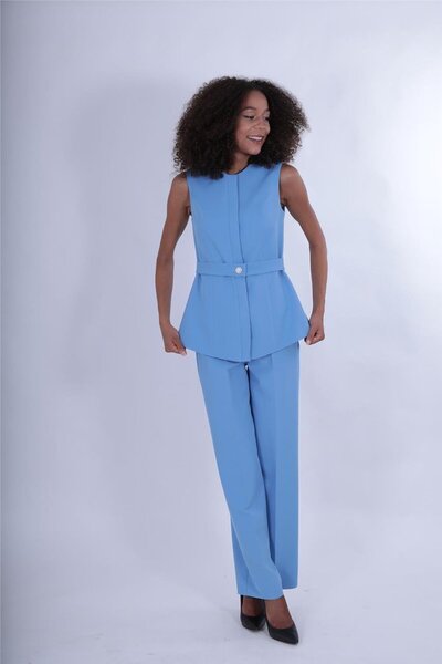 ÖNDER ÖZSOY سترة بحزام وأزرار مخفية وياقة دائرية وبنطلون واسع الساقين مرن للن...