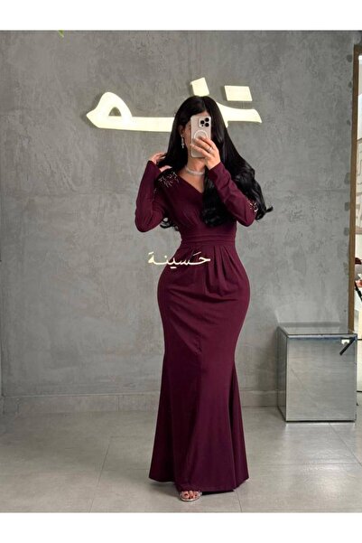 hasinah فستان عنّابي بقصّة ضيقة وتطريز ناعم