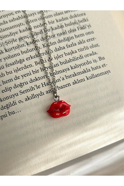 Capella قلادة الشفاه باللون الفضي مع سلسلة