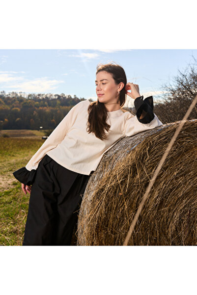 Nuvola slow fashion Cotton Blouse with Ruffled Black Sleeves